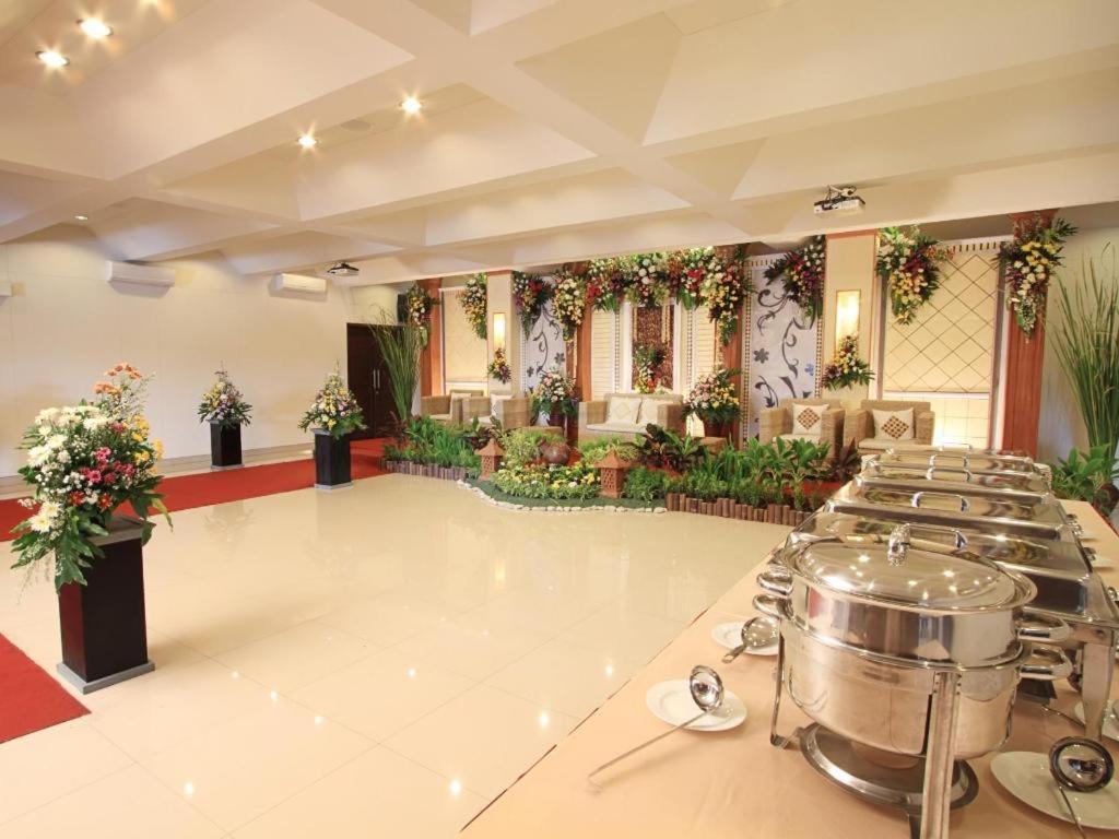 Maesa Hotel Ponorogo Bagian luar foto