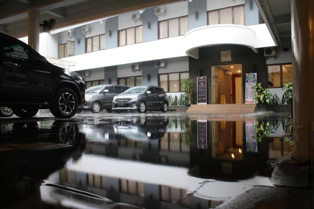 Maesa Hotel Ponorogo Bagian luar foto