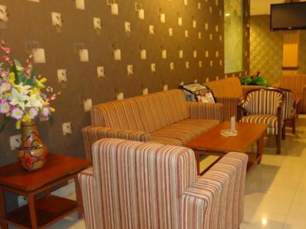 Maesa Hotel Ponorogo Bagian luar foto